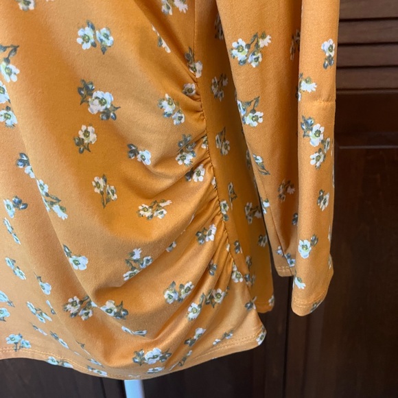 🩷3/$15 Mustard Yellow White Flowers Scoop Neck 3/4 Sleeves size L - Picture 4 of 7